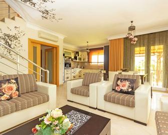 Paradise Town Villa Camilla - Belek - Olohuone