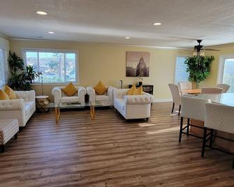 Premium Monterey Peninsula Retreat, just minutes to Carmel. - Seaside - Living room
