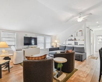 White beaches, walk to restaurants and shops! Family vacation /Romantic getaway! - Clearwater Beach - Living room