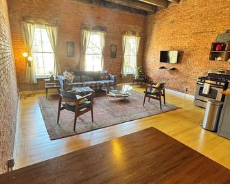 Stylish loft in the heart of downtown Troy with onsite parking - Troy - Phòng khách