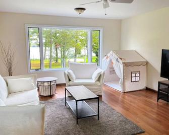 Exceptional Family Friendly, Beach Front Home on Lake George - Hague - Sala de estar