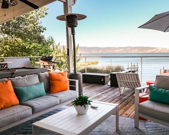 Lakefront Family Getaway | Dock, Hot Tub, Kings - Lakeport - Balkon