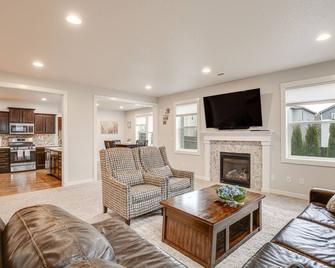 Modern Eugene Home 2 Mi to University of Oregon! - 尤金 - 客廳
