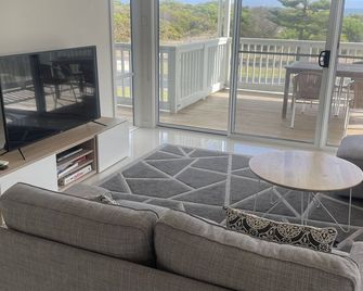 4 Bedroom Beach House with Sea Views. Now with wifi and foxtel. - Kingston - Вітальня