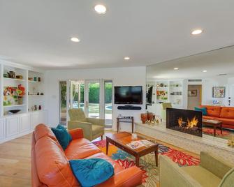Patio, Pool and Mountain Views Palm Springs Home! - Palm Springs - Living room