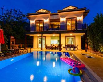 Blue - 4 Bedroom Holiday Villa in Hisarönü - Ölüdeniz - Zwembad