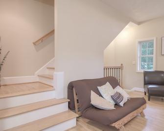 Modern, Centrally Located Condo Adjacent to Downtown & VT Stadium - Blacksburg - Stue