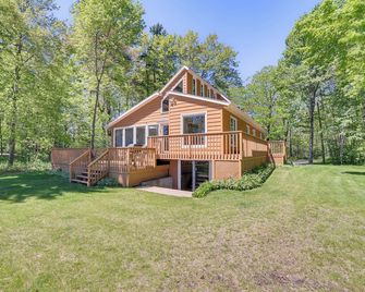 Private Beach and Deck Spacious Lake Michigan Home - Menominee