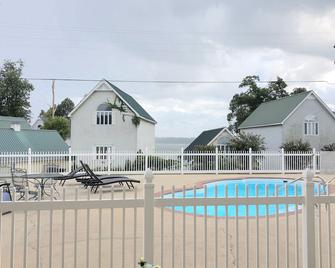 2 bedroom-2 bath on the Tennessee River- Pool and Lucy's Branch Marina - Athens - Pool