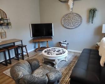 Amazing Home and Central to your needs. - Rexburg - Living room