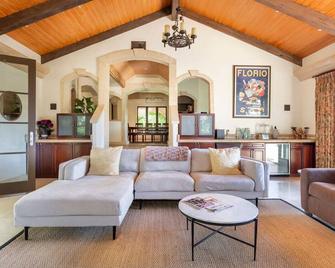 Secluded Vineyard Estate Healdsburg - Healdsburg - Living room