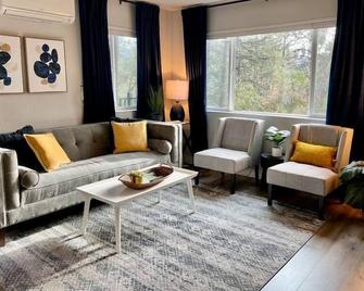 Family Friendly, 1st Apple Hill exit, Tahoe - Placerville - Living room
