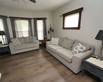 Cozy 3 Bedroom Home - Elyria - Living room