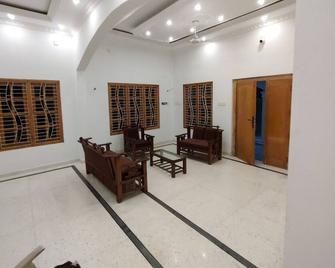 Jaffnatravel & Guest Inn - 2 Bed 1st floor - Jaffna - Living room