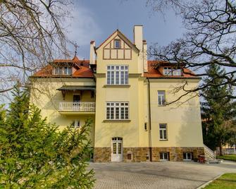 Sport Villa Hofmann - Fitness & Tenis - Karlovy Vary - Edificio