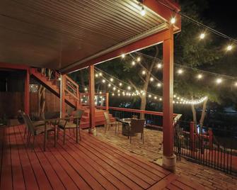 Clink on the Creek- Creekside DT Belton- Pet Friendly - Belton - Restaurant