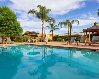 Best Western Plus Fresno Airport Hotel - פרסנו - בריכה