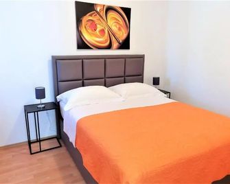 Villa Pino with Pool, Sauna & Jacuzzi - Petrčane - Bedroom