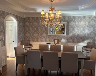 Backyard oasis with 5 beds/5 full en suite baths and dream kitchen - Prospect - Dining room