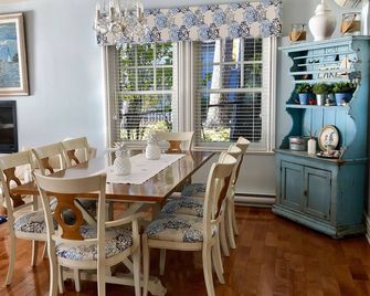 Breathtaking Lakefront View Million Dollar View by the Lake in Quebec - Lac Brome - Dining room