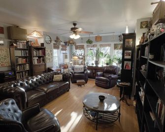Tranquil Library 2brm 1bath private eclectic apt at Solar Lodge - Chicago - Lounge
