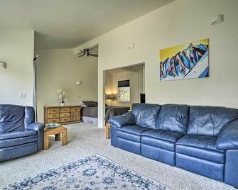 Cabin with Hot Tub and Views 1 Mile to Alyeska Resort - Girdwood - Pokój dzienny