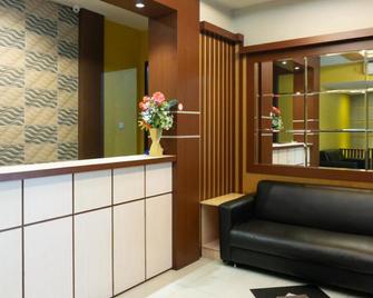 RedDoorz near Pelabuhan Jayapura - Jayapura - Rezeption