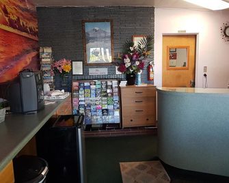 Townhouse Motel - Longview - Front desk