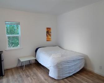 Lovely studio, walking to Stanford, quiet, safe & convenient, plus free parking - Palo Alto - Bedroom