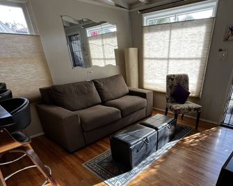 Adorable 1 Bd Cottage, Heart Of Old Town-- We Love Pets! Insta @oldtownvacay - San Diego - Living room