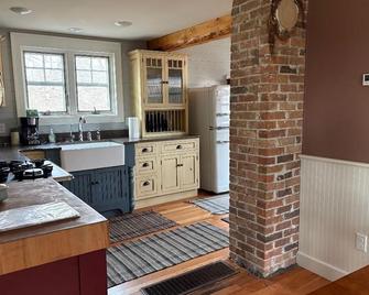 Peaceful Setting in 1919 Farmhouse Surrounded by Nature. - Battle Lake - Kitchen