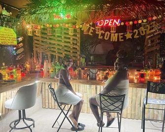 RD Rooftop Lounge ocean view, salt water pool with mountain view, 2bdrm - Montego Bay - Bar