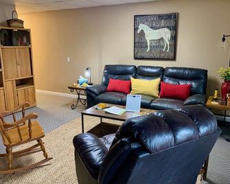 BlueRidgeVista. 4 miles to Tryon Equestrian Ctr. - Rutherfordton - Living room