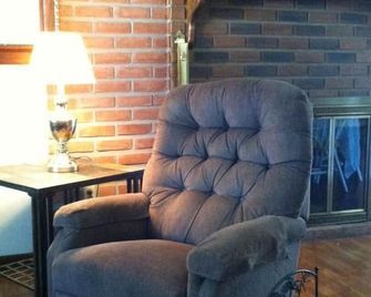 Great Creek Location For Fishermen, Travelers, Hunters, And Families! - Donalsonville - Sala de estar