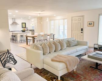 The Reserve on Spring in downtown Searcy close to restaurants and Harding! - Searcy - Living room