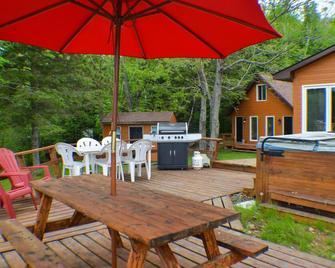 Vacation Cottage On Lakefront Campbell's Bay Quebec Near Ottawa/Gatineau - Fort-Coulonge - Patio