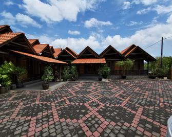 OYO 90038 Dalyla Inn Chalet - Chukai