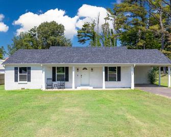 Charming 3-BR Retreat, Hot Tub, EV, close to Blue Oval City - Covington - Будівля