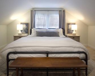 Urban Retreat- Entire House. King beds. Central location. - Saint Paul - Bedroom
