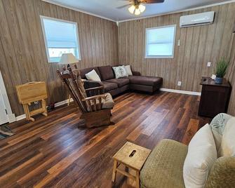 Thirsty Prairie Bungalow 2269 Hwy 1 Grand Isle, La. 70358 - Grand Isle - Sala de estar