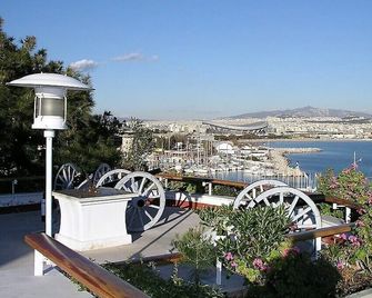 Savoy Hotel - Piraeus - מרפסת