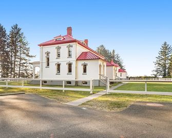 Charming, dog-friendly cottage w/private gas grill, free WiFi, yard, and firepit - Ocean Park - Building