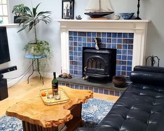 Sweet Cottage in Beach Community - Niantic - Living room