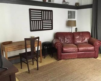 Spacious 1906 Victorian in-law apartment - Alameda - Living room
