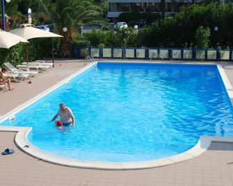 Dakar Living Hotel - Vasto - Svømmebasseng