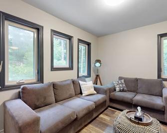 Apartment in The Aqorpions Estate - Tottenham - Living room