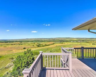 Sunny Big Timber Retreat with Spacious Deck! - Big Timber - Balcón
