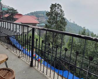 Experience the beauty of nature at Bímil/East. Relax in our cozy bed & breakfast - Dharamshala - Balcón