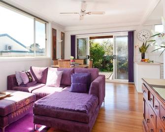 Metres to the Beach Mornington - Mornington - Living room