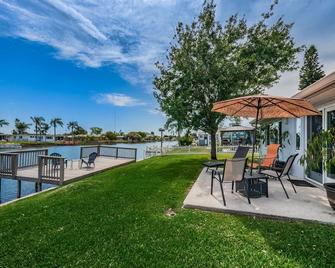 Serene Lakefront home in Tampa Bay, close to beaches and downtown Tarpon Springs - Holiday - Patio